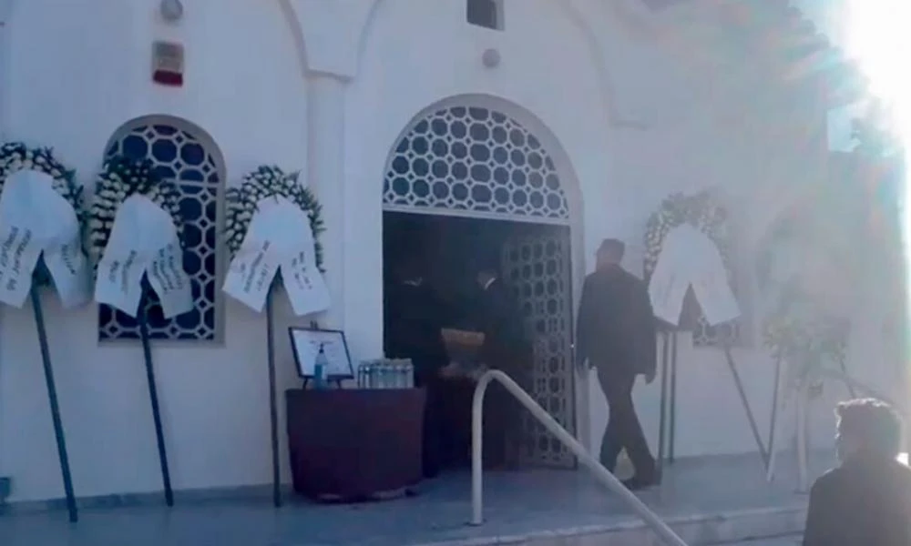 Θεσσαλονίκη: Με λευκά λουλούδια το τελευταίο "αντίο" στην 50χρονη που κατασπάραξαν τα σκυλιά